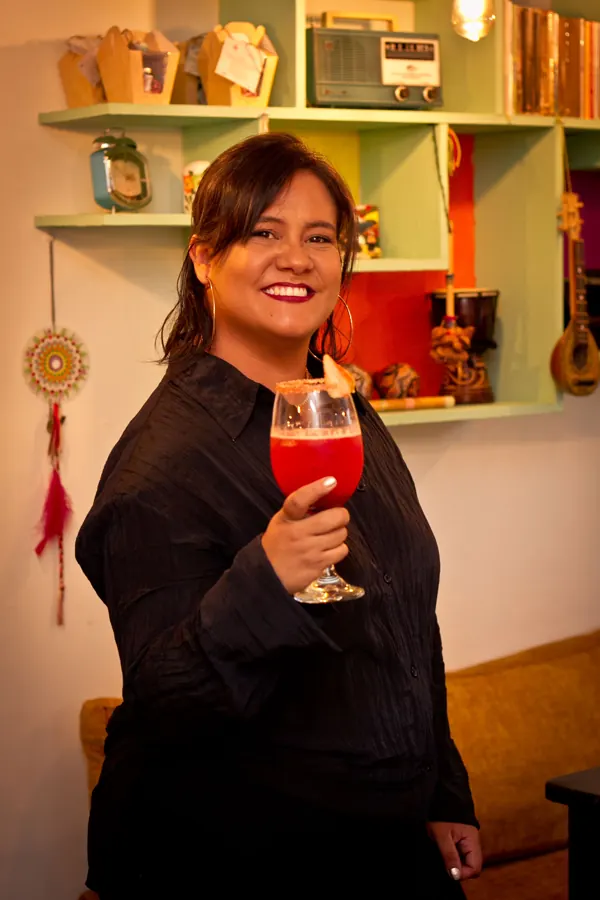Sandra brinda sonriente con una copa en la mano
