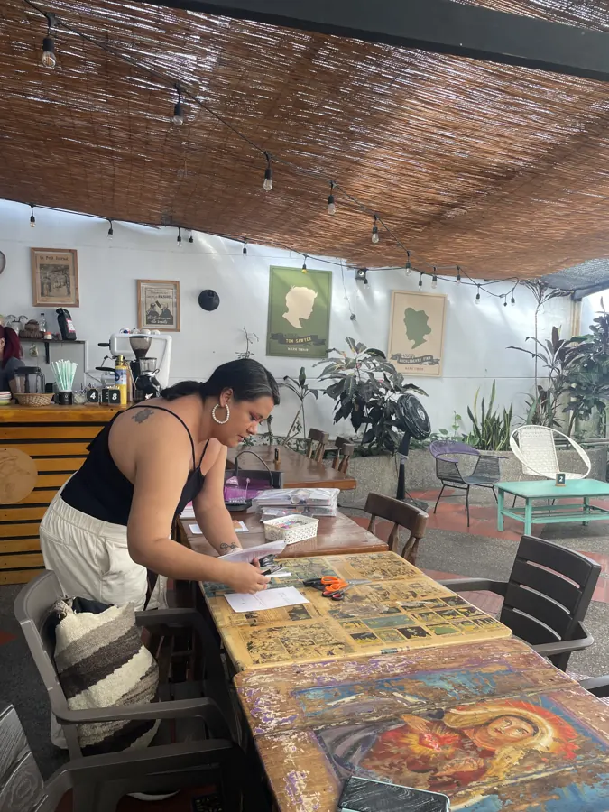 Sandra organizando materiales de taller