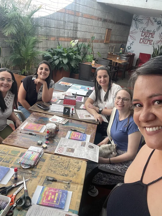 Sandra con un grupo de mujeres en un taller de escritura