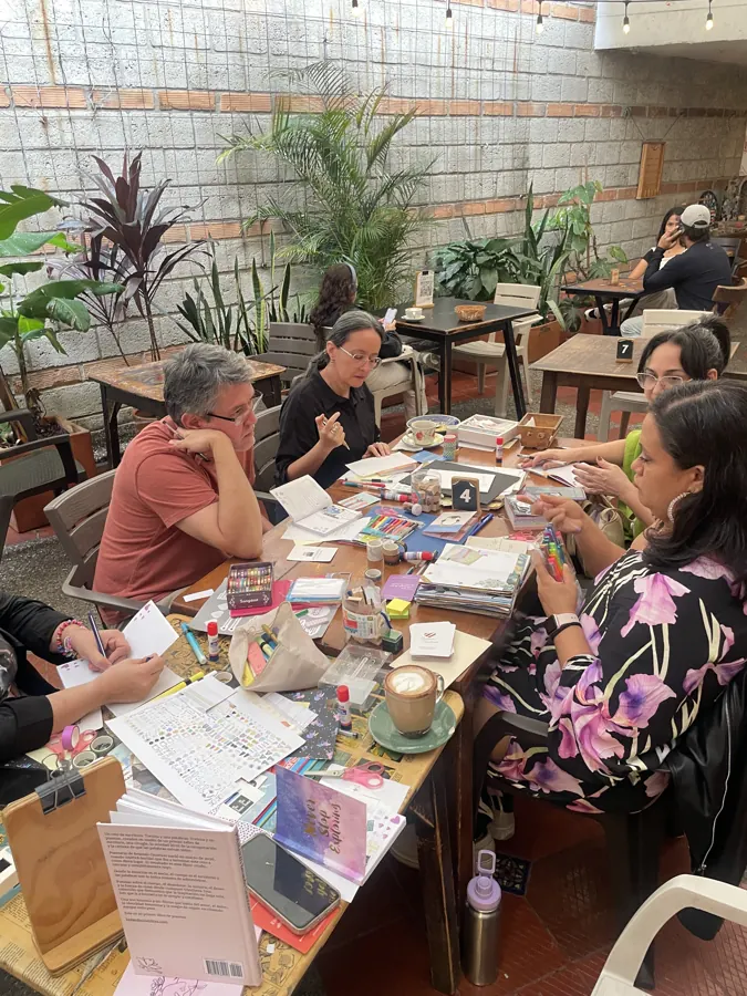 Grupo escribiendo en un patio lleno de plantas